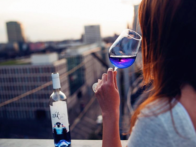 blue wine gik